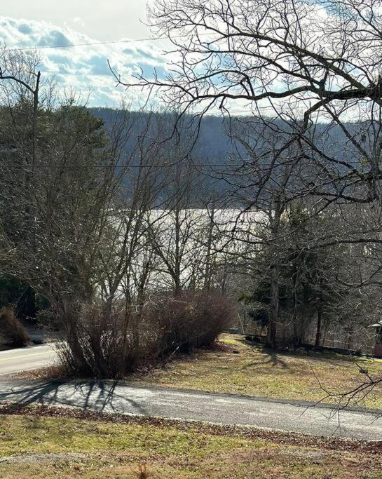 Driftwood Cottage With Hot Tub On Lake Cumberland Russell Springs Exterior photo